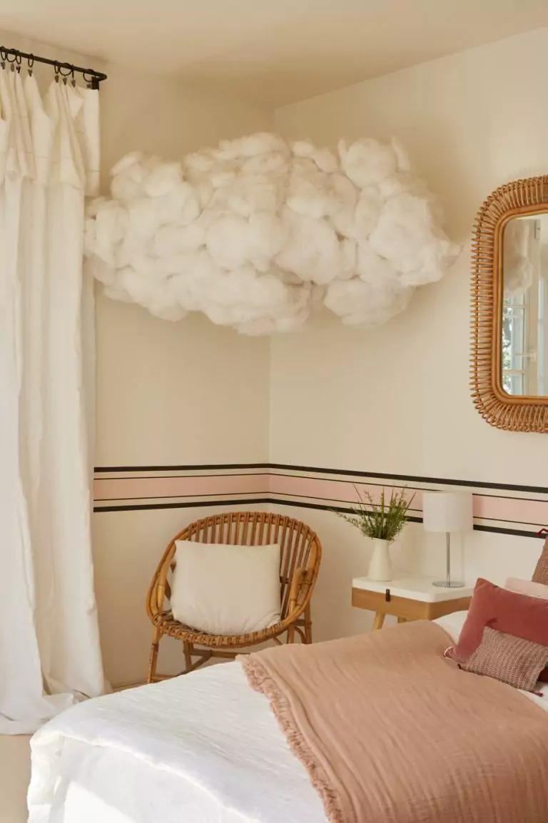 chambre enfant rose deco nuage rotin