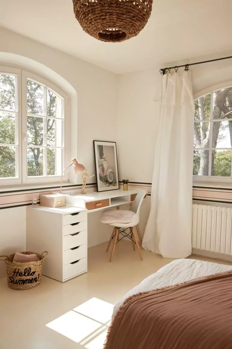 chambre fille rose bureau blanc rotin