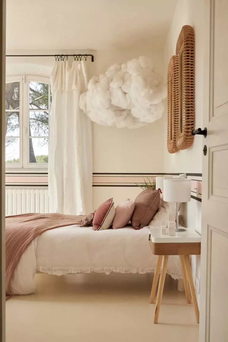 chambre fille rose suspension nuage