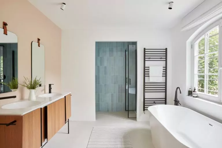 salle de bain baignoire ilot zelliges vert